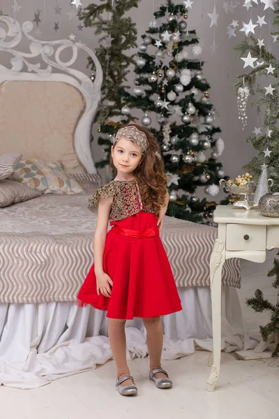 Маленькая красивая девочка в красном вечернем платье рождественская елка . — стоковое фото