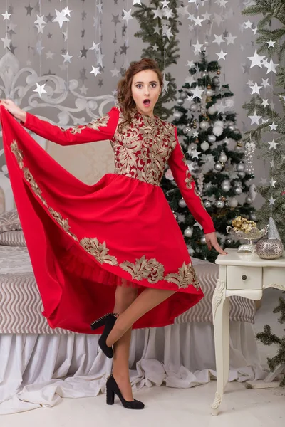 Belle fille en robe longue rouge au sapin de Noël — Photo