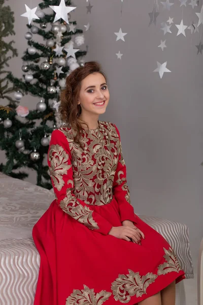 Bella ragazza in abito rosso lungo all'albero di Natale — Foto Stock