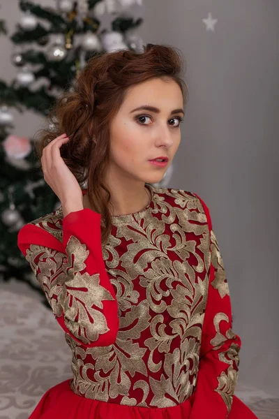 Bella ragazza in abito rosso lungo all'albero di Natale — Foto Stock