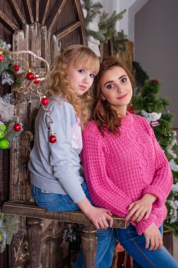 İki güzel kız Noel süslemeleri poz