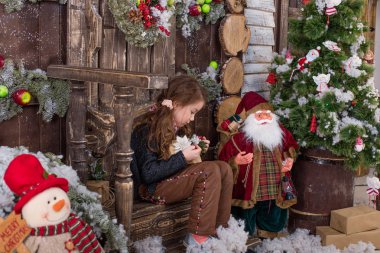 Noel süslemeleri poz güzel kız