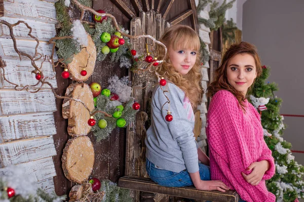 两个漂亮的女孩在圣诞装饰品摆姿势 — 图库照片