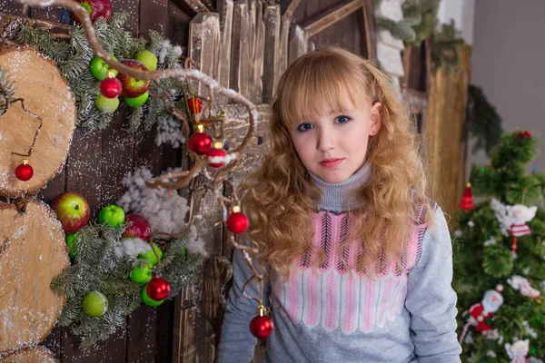 Belle fille posant dans les décorations de Noël — Photo