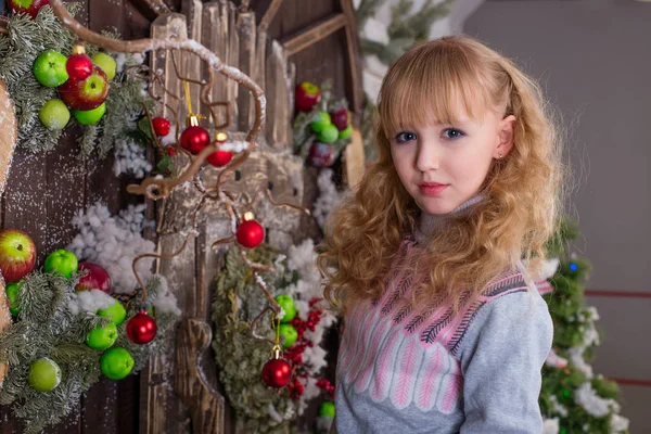 Belle fille posant dans les décorations de Noël — Photo