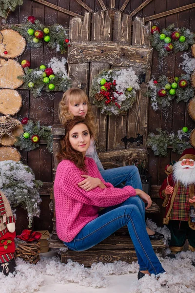 Bella ragazza in posa in decorazioni natalizie — Foto Stock