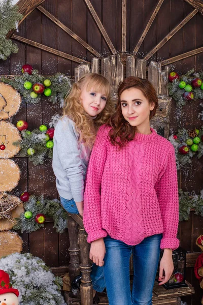 Due belle ragazze in posa in decorazioni natalizie — Foto Stock