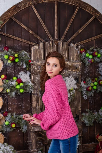Menina bonita posando em decorações de Natal — Fotografia de Stock