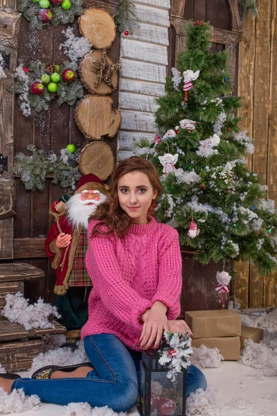 Menina bonita posando em decorações de Natal — Fotografia de Stock