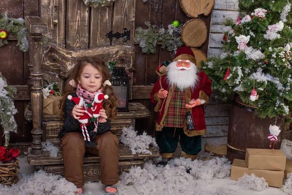 Bella ragazza in posa in decorazioni natalizie — Foto Stock