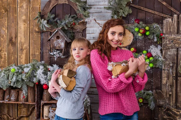 Två vackra flickor poserar i juldekorationer — Stockfoto