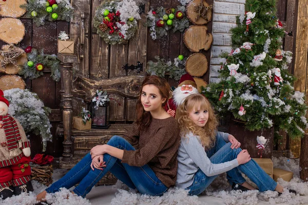 Deux belles filles posant dans les décorations de Noël — Photo