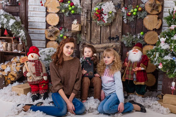 Tre belle ragazze in posa in decorazioni natalizie — Foto Stock