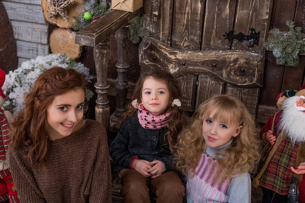 Três meninas bonitas posando em decorações de Natal — Fotografia de Stock