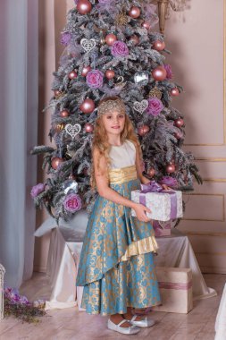 Uzun bir gece elbisesi içinde Noel süsleri güzel kız.