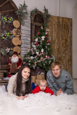 Bir Noel ağacı yakın yerdeki bir bebekle genç Çift