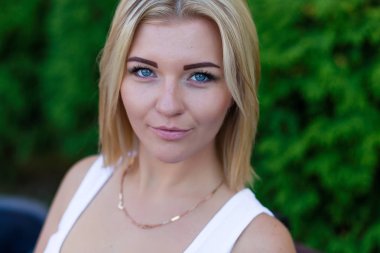 Yaz aylarında açık havada güzel bir sarışın portresi