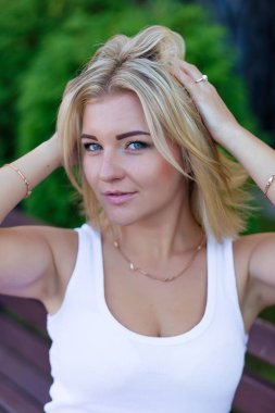 Yaz aylarında açık havada güzel bir sarışın portresi
