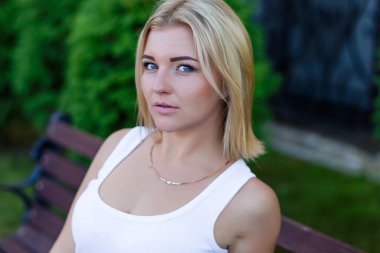 Yaz aylarında açık havada güzel bir sarışın portresi