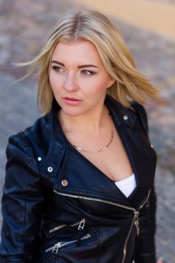 Yaz aylarında açık havada güzel bir sarışın portresi