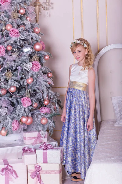 Porträtt av en söt blondin i en vacker aftonklänning i Ch — Stockfoto