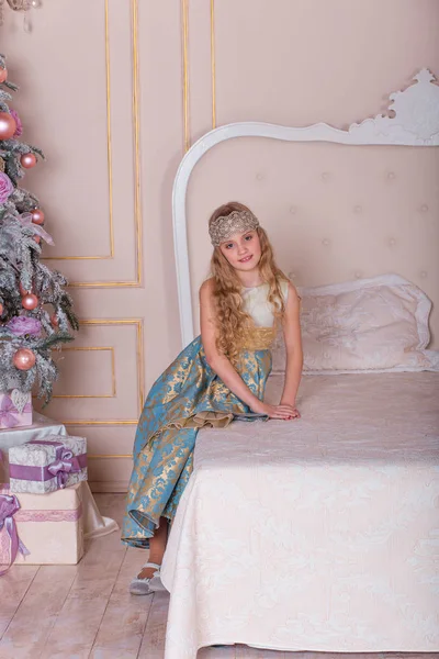 Uzun bir gece elbisesi içinde Noel süsleri güzel kız.