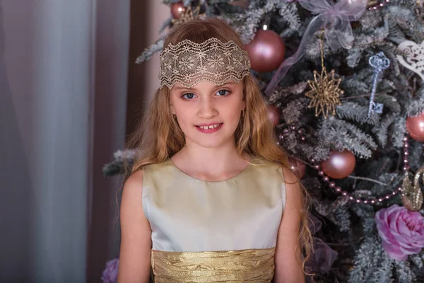 Όμορφο κορίτσι σε ένα μακρύ βραδινό φόρεμα διακοσμήσεις Χριστουγέννων. — Φωτογραφία Αρχείου