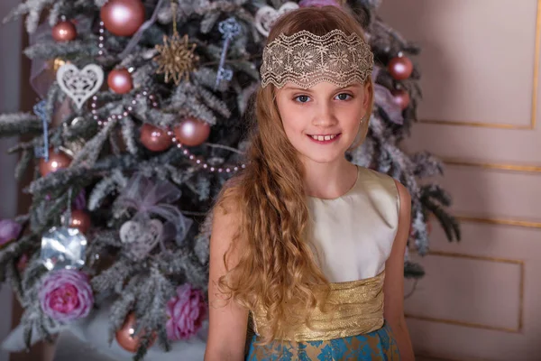 Όμορφο κορίτσι σε ένα μακρύ βραδινό φόρεμα διακοσμήσεις Χριστουγέννων. — Φωτογραφία Αρχείου