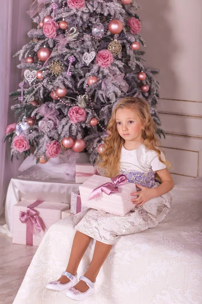 Γλυκό κορίτσι σε όμορφες διακοσμήσεις Χριστουγέννων. — Φωτογραφία Αρχείου