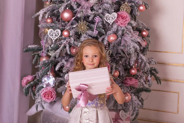 Lief meisje in mooie kerstversiering. — Stockfoto