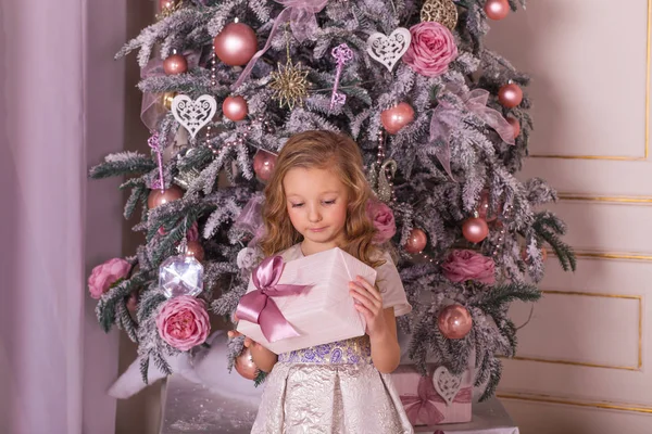 Милая девушка в красивых рождественских украшениях . — стоковое фото
