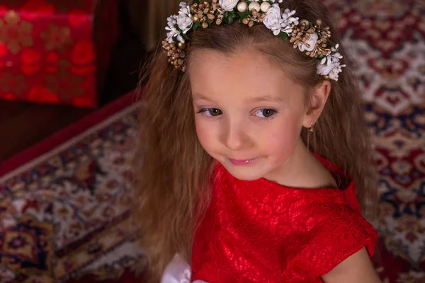Pequena menina bonita em vestido vermelho na árvore de Natal . — Fotografia de Stock