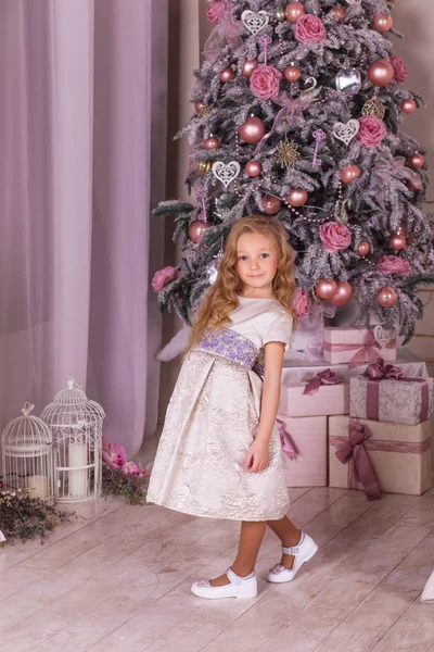 Menina doce em belas decorações de Natal . — Fotografia de Stock