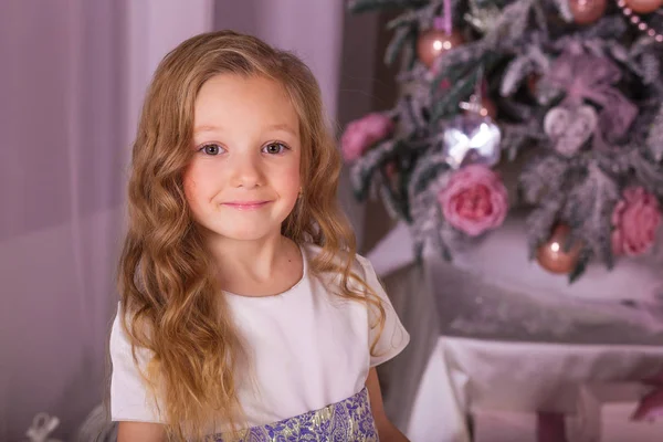 Menina doce em belas decorações de Natal . — Fotografia de Stock