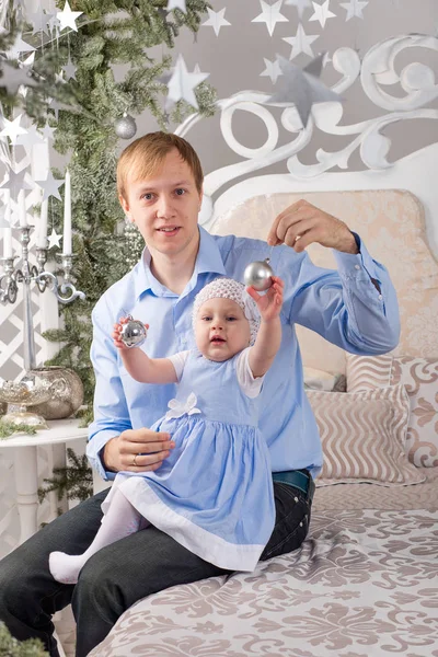 Retrato de um pai e filha em decorações de Natal — Fotografia de Stock