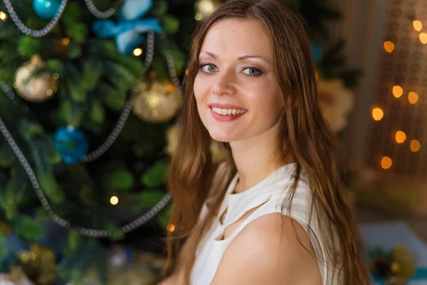 Şömine beklentisiyle tarafından oturan güzel kadın 