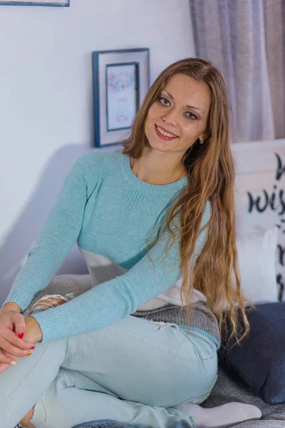 Güzel kadın bir yeni yıl için bekliyor