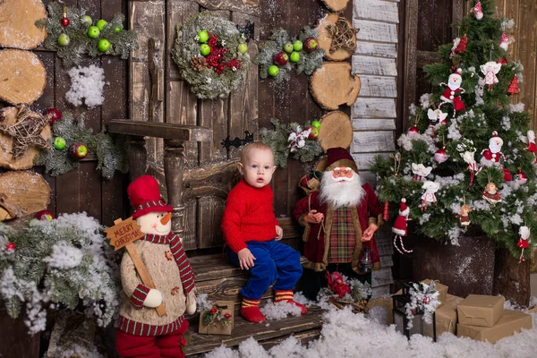 Portre örme kırmızı kazaklı küçük kız