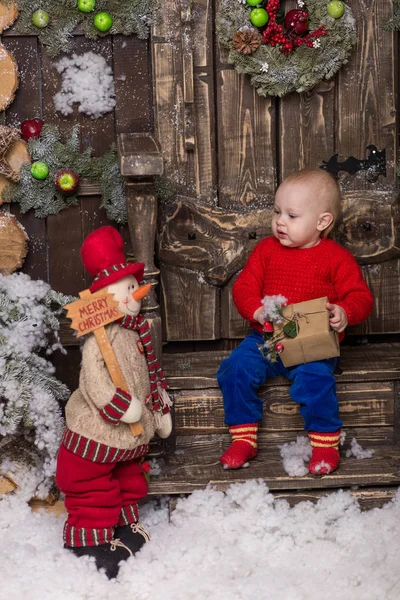 Ritratto bambina in maglione rosso lavorato a maglia — Foto Stock
