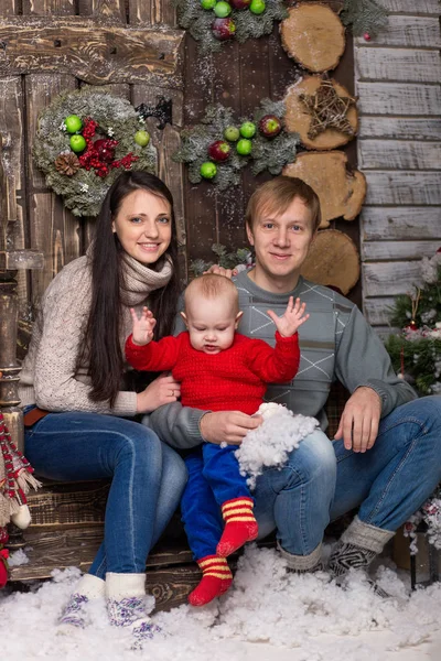 Coppia giovane con un bambino vicino a un albero di Natale — Foto Stock