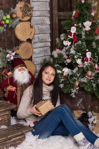 Jeune fille assise dans un arbre de Noël . — Photo