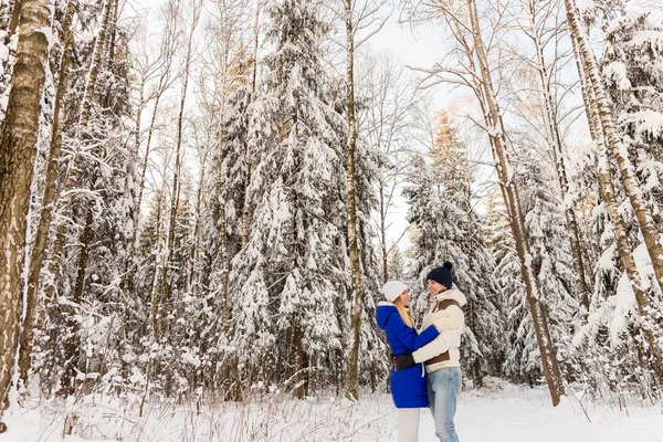 The guy and the girl have a rest in the winter woods. — Stock Photo, Image