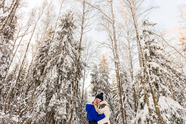 The guy and the girl have a rest in the winter woods. — Stock Photo, Image