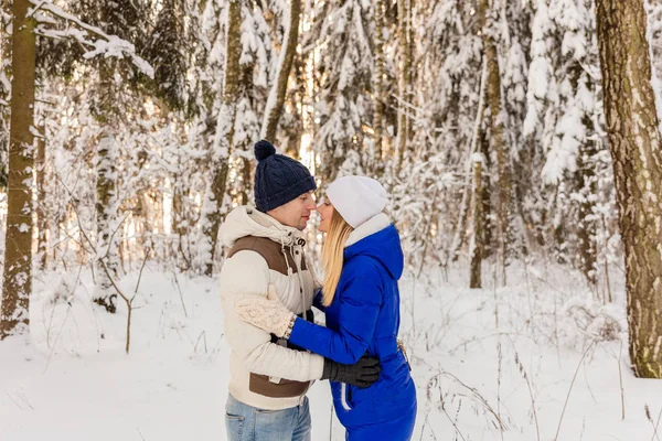 The guy and the girl have a rest in the winter woods. — Stock Photo, Image