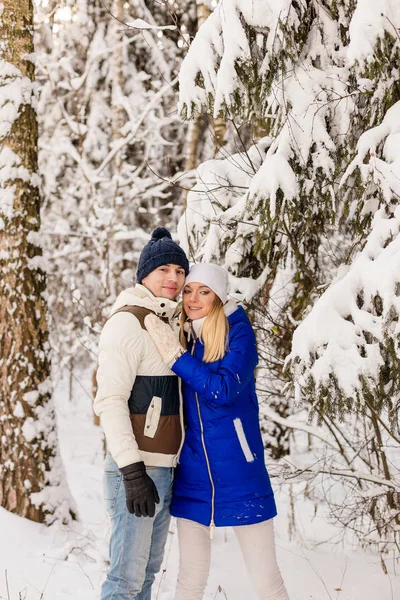 Adam ve kız kış ormanda biraz dinlen. 