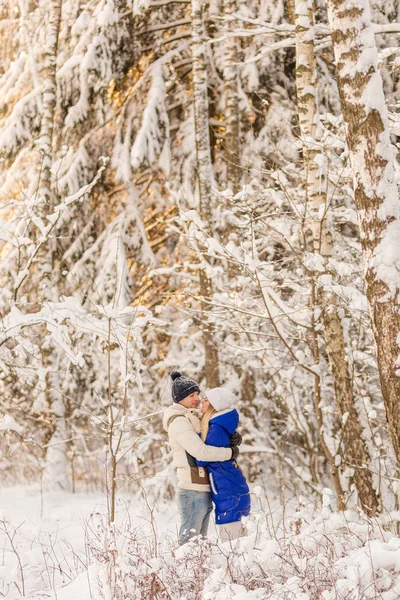 El muchacho y la muchacha descansan en el bosque invernal . — Foto de Stock