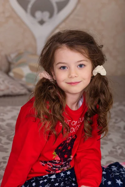 Doce menina de pijama se preparando para a cama — Fotografia de Stock