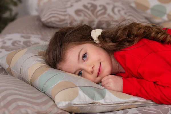 Tatlı kız pijama yatmaya hazırlanıyor