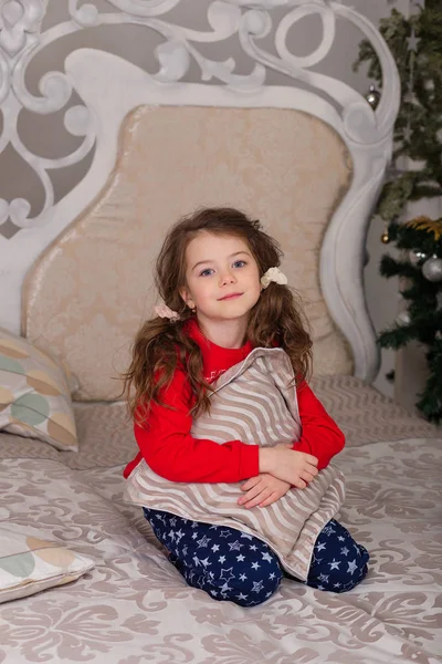 Doce menina de pijama se preparando para a cama — Fotografia de Stock