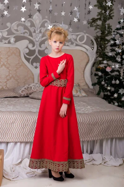 Портрет молодой красивой блондинки в красном платье у Криса — стоковое фото